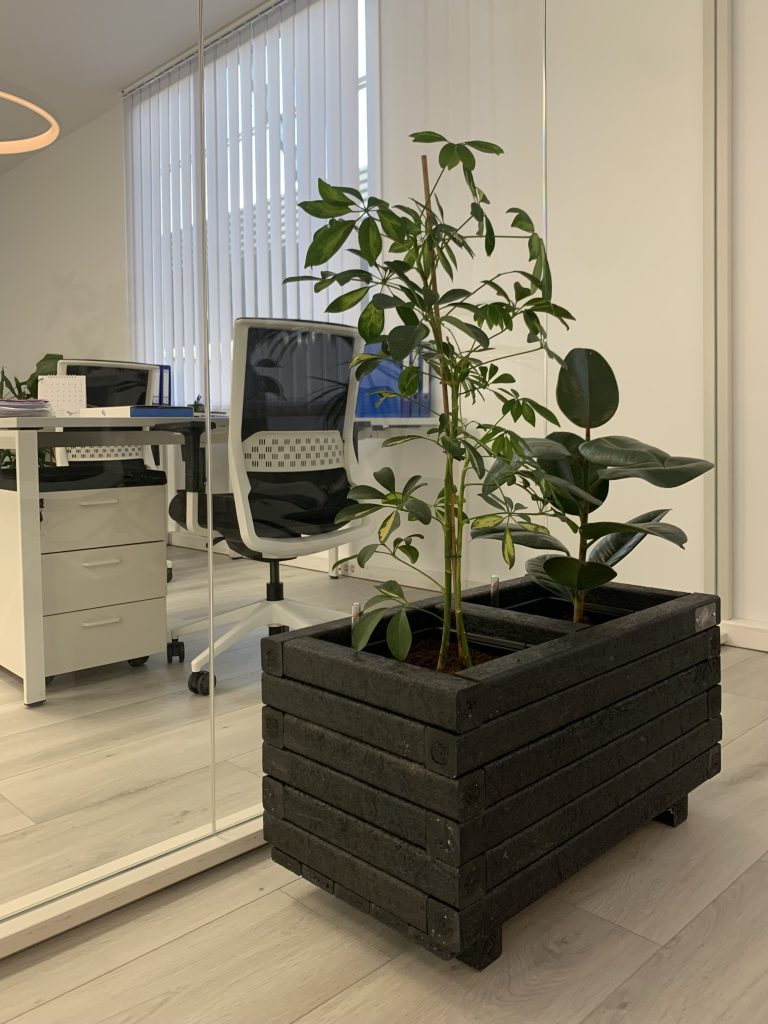 jardinera de plástico reciclado sin mantenimiento