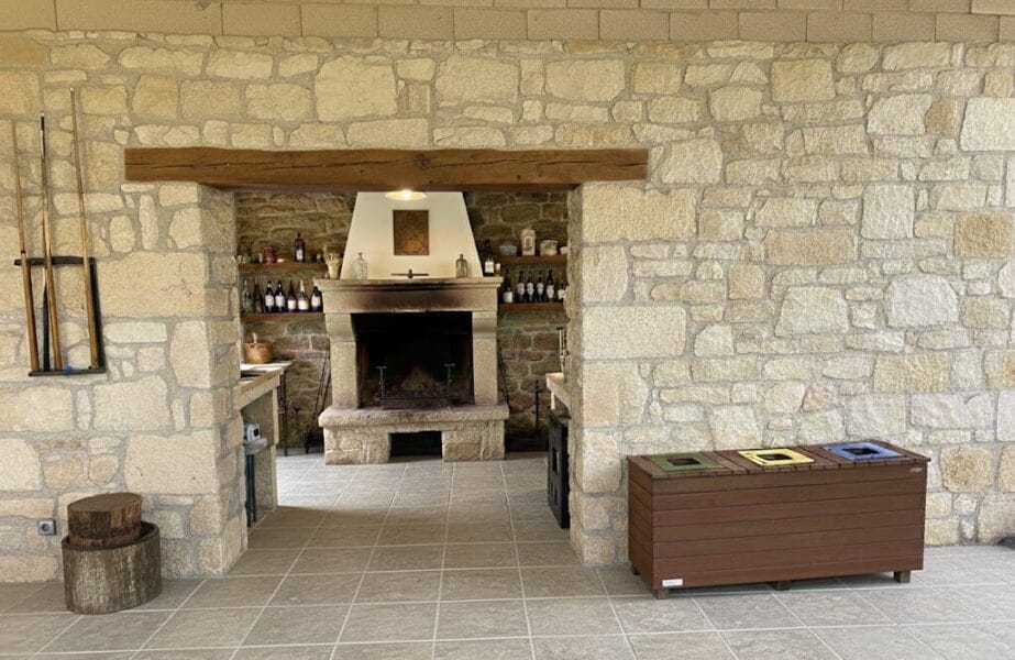 Papelera triple de reciclaje fabricada en madera plástica para espacios públicos